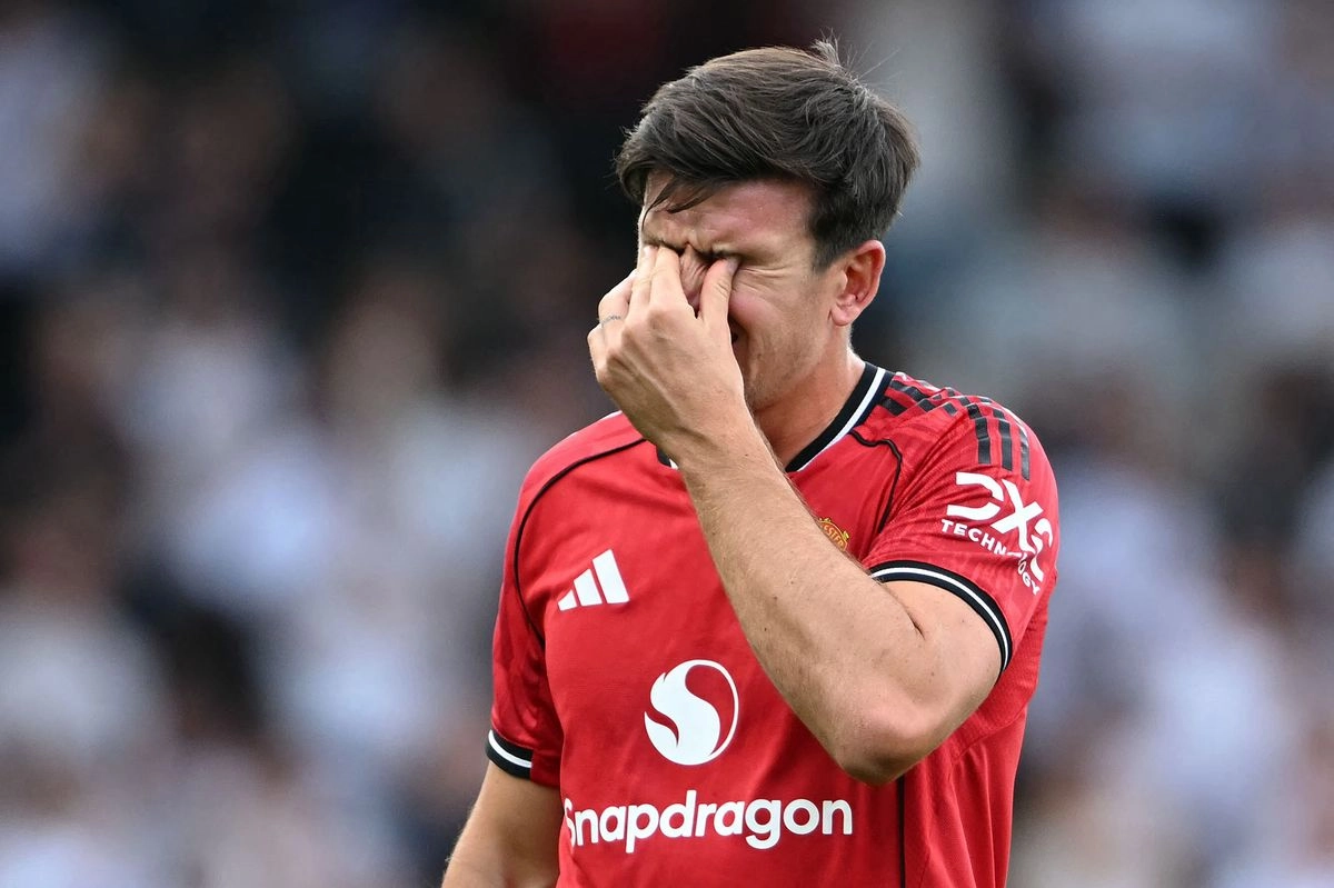 El Manchester United suma una derrota y un empate en la Liga Premier; la única anotación en la actual campaña de los 'Red Devils' fue por medio de un autogol de Rodrigo Muniz del Fulham; en la imagen, Harry Maguire tras el duelo de la fecha dos, disputado en el estadio Craven Cottage en Londres, Inglaterra. Foto 