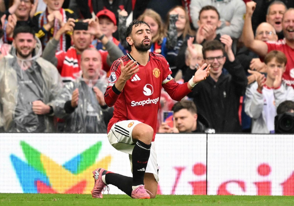 Bruno Fernandes anotó de penal el gol de la victoria del Manchester United ante el Burnley al minuto 97, en duelo de la fecha siete de la Liga Premier jugado en el estadio Old Trafford, el 30 de agosto de 2025. Foto