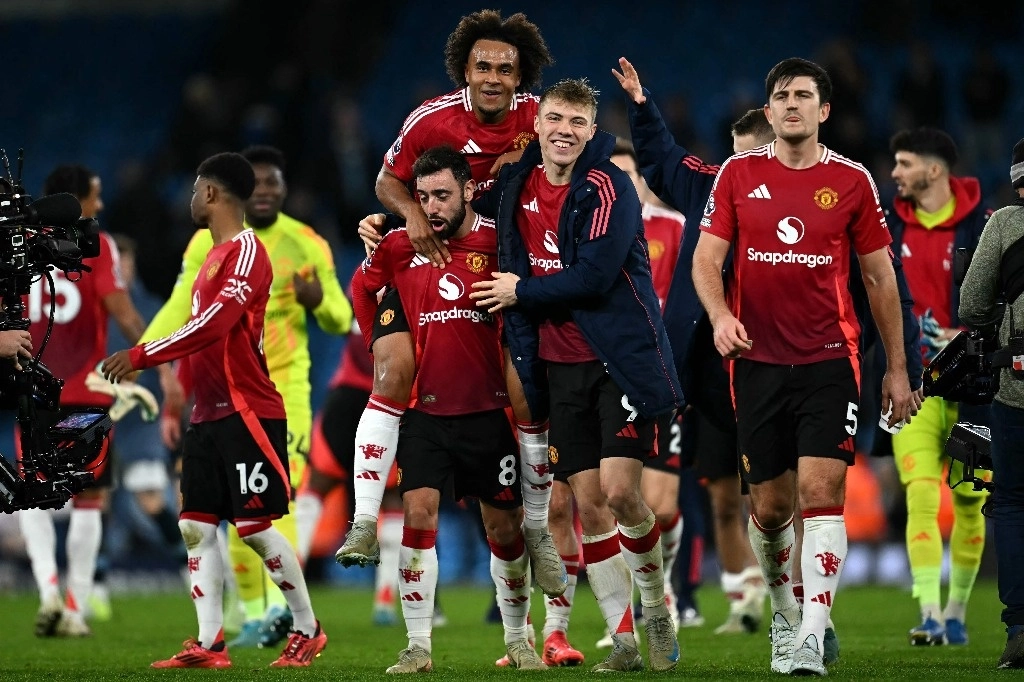El centrocampista portugués del Manchester United #08 Bruno Fernandes (2I), el delantero holandés del Manchester United #11 Joshua Zirkzee (C) y el delantero danés del Manchester United #09 Rasmus Hojlund (2D) celebran tras el partido de futbol de la Premier League inglesa entre el Manchester City y el Manchester United en el Etihad Stadium en Manchester, noroeste de Inglaterra, el 15 de diciembre de 2024. Foto Afp