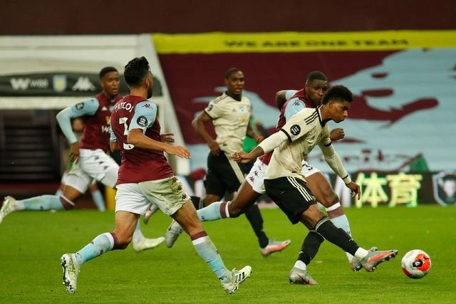 El delantero inglés del Manchester United, Marcus Rashford, da un tiro a gol durante el partido contra el Aston Villa. Foto Afp