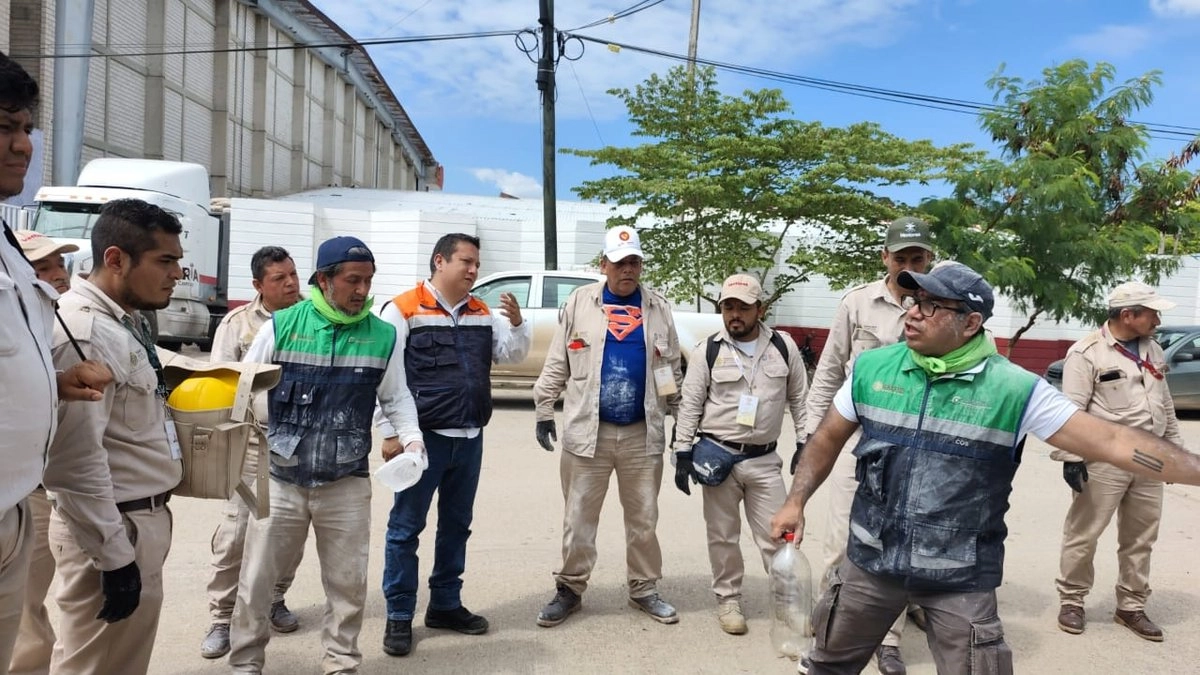 Los trabajadores apoyan en acciones de saneamiento básico, entre ellas el encalamiento, promoción de la higiene y control sanitario del agua potable y los alimentos en las entidades afectadas por las inundaciones. Foto