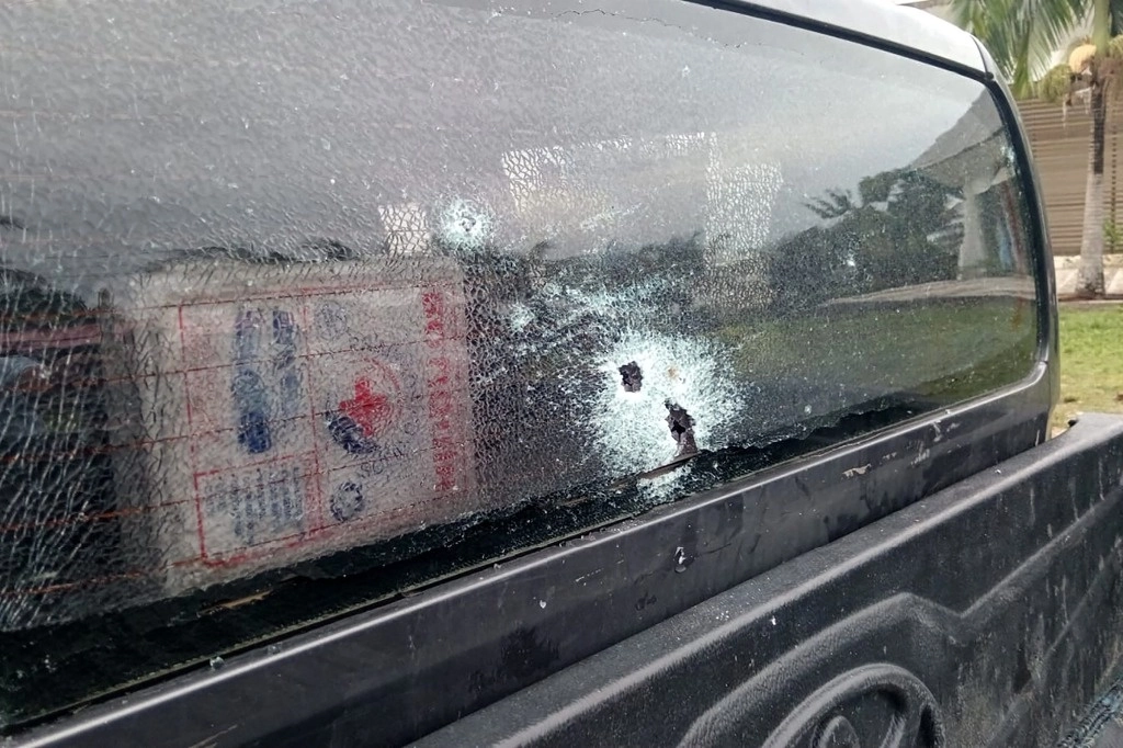Esta fotografía difundida por Radio Kawsachun Coca (RKC) muestra lo que dijo son impactos de bala en una camioneta en la que viajaba el expresidente boliviano Evo Morales en Cochabamba, Bolivia, el 27 de octubre de 2024. Foto Afp