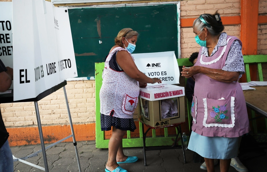 Para la consulta de revocación, se instaló sólo 30 por ciento de casillas respecto de una elección regular. En la imagen, una urna especial en el Centro Histórico de la Ciudad de México. Foto Yazmín Ortega Cortés 