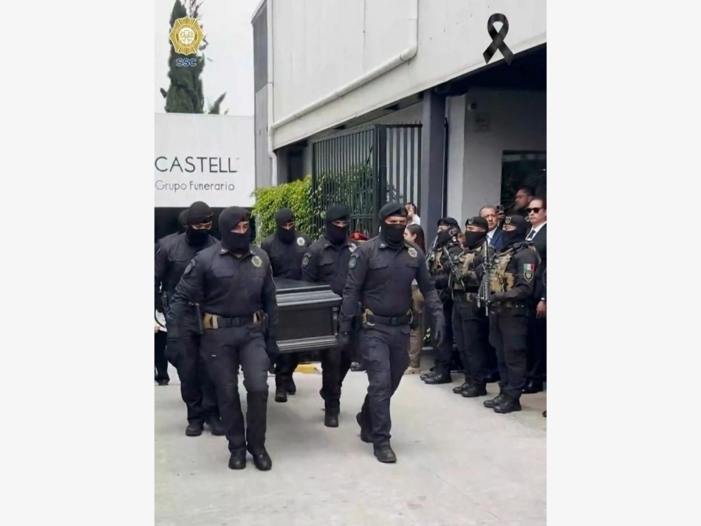 Familiares, funcionarios, amigos, mandos y personal de la Secretaría de Seguridad Ciudadana capitalina acudieron a despedir al comisario Milton Morales Figueroa, responsable de la investigación y persecución de delitos de alto impacto. Foto 'La Jornada'