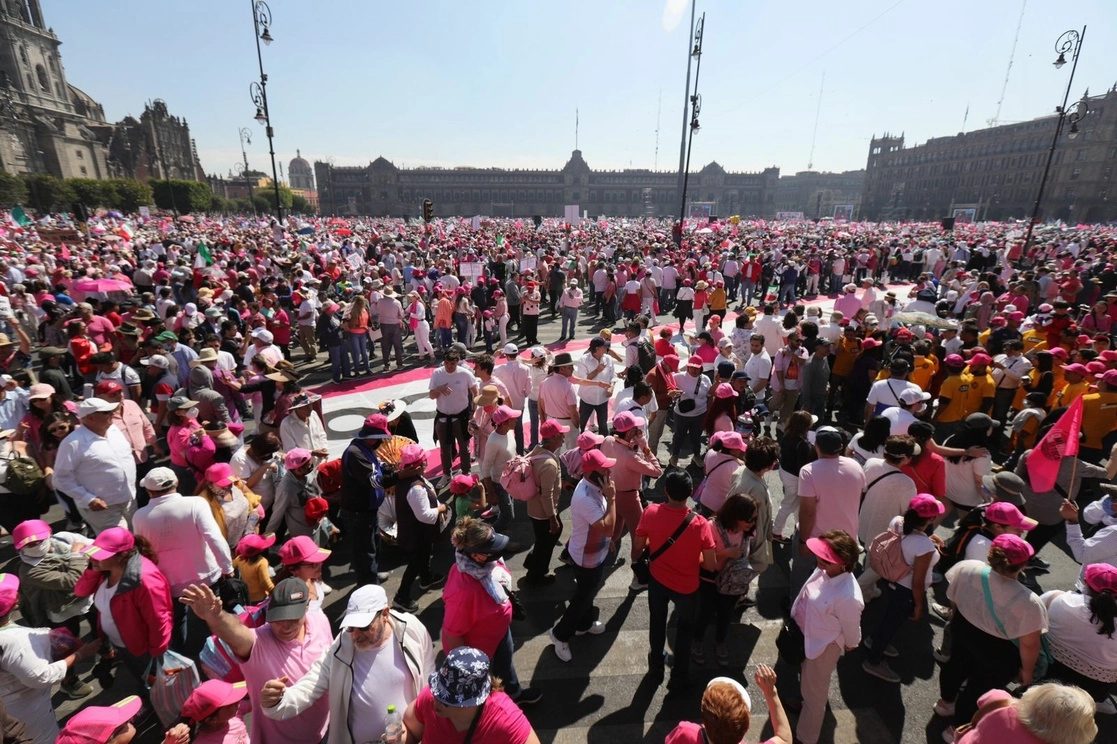 Ciudadanos se concentran en rechazo a la reforma electoral, también llamada ‘Plan B’, en el Centro Histórico de la Ciudad de México, el 26 de febrero de 2023. Foto Pablo Ramos