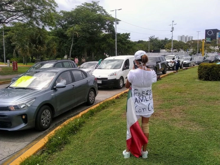 En Cancún, la manifestación anti AMLO se concentró en la Glorieta del Cebiche. Foto Patricia Vázquez