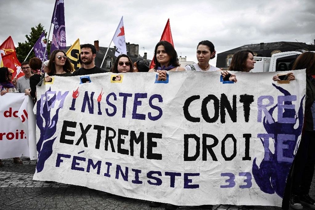 Las manifestantes exhiben una pancarta que dice 'Feministas contra la extrema derecha' mientras participan en una manifestación organizada por asociaciones y sindicatos feministas contra la extrema derecha, denunciando su "fachada feminista" y el "peligro real que representa" para los derechos de las mujeres en Burdeos, suroeste de Francia, el 23 de junio de 2024. Foto Afp