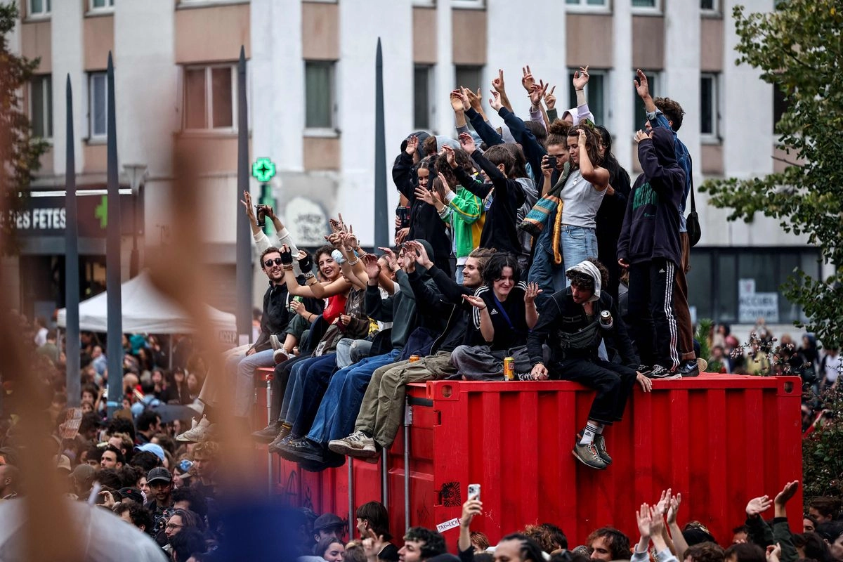 Manifestantes sentados sobre un contenedor se congregan en la Place de Fêtes durante una manifestación en el marco del movimiento de protesta "Bloquons tout" ("Bloqueemos todo"), en París, el 10 de septiembre de 2025.