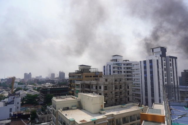 Algunas embajadas fueron incendiadas y saqueadas. Foto Xinhua