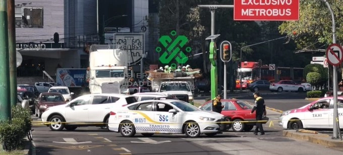 Los manifestantes bloquearon por instantes la avenida de los Insurgentes Sur. Foto tomada de la cuenta de Twitter @OVIALCDMX