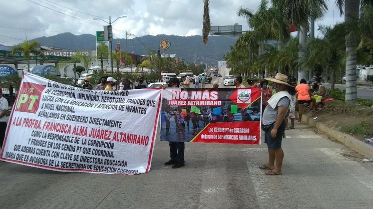 Padres de familia y maestras del Cendi Guadalupe Rodríguez de Anaya bloquearon el bulevar Vicente Guerrero para exigir una auditoría a estos centros de cuidado de niños, que son administrados por personas afines al PT. Foto Héctor Briseño