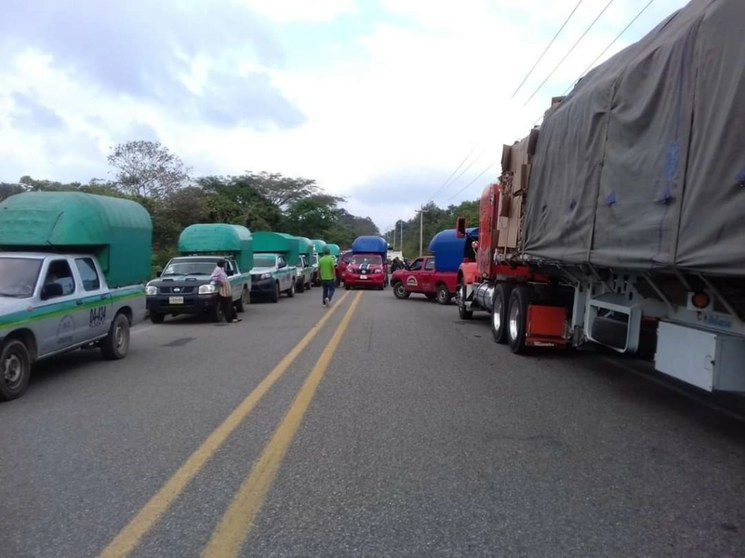 Circulación parada por el bloqueo en la carretera federal transístmica. Foto La Jornada