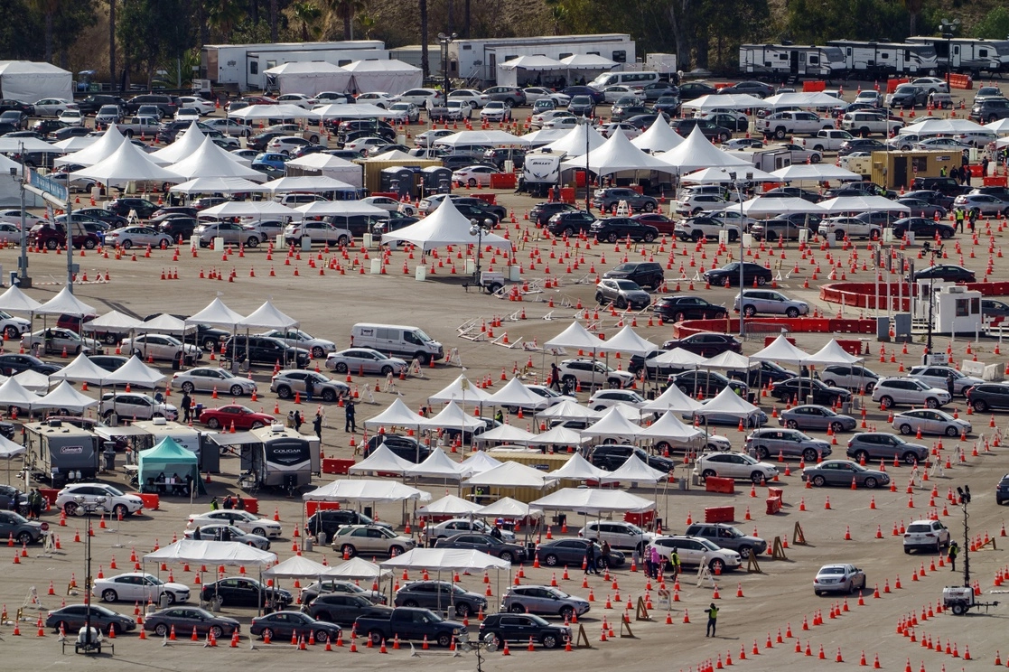Fila de autos en el centro de vacunación, el pasado 27 de enero. Foto Afp