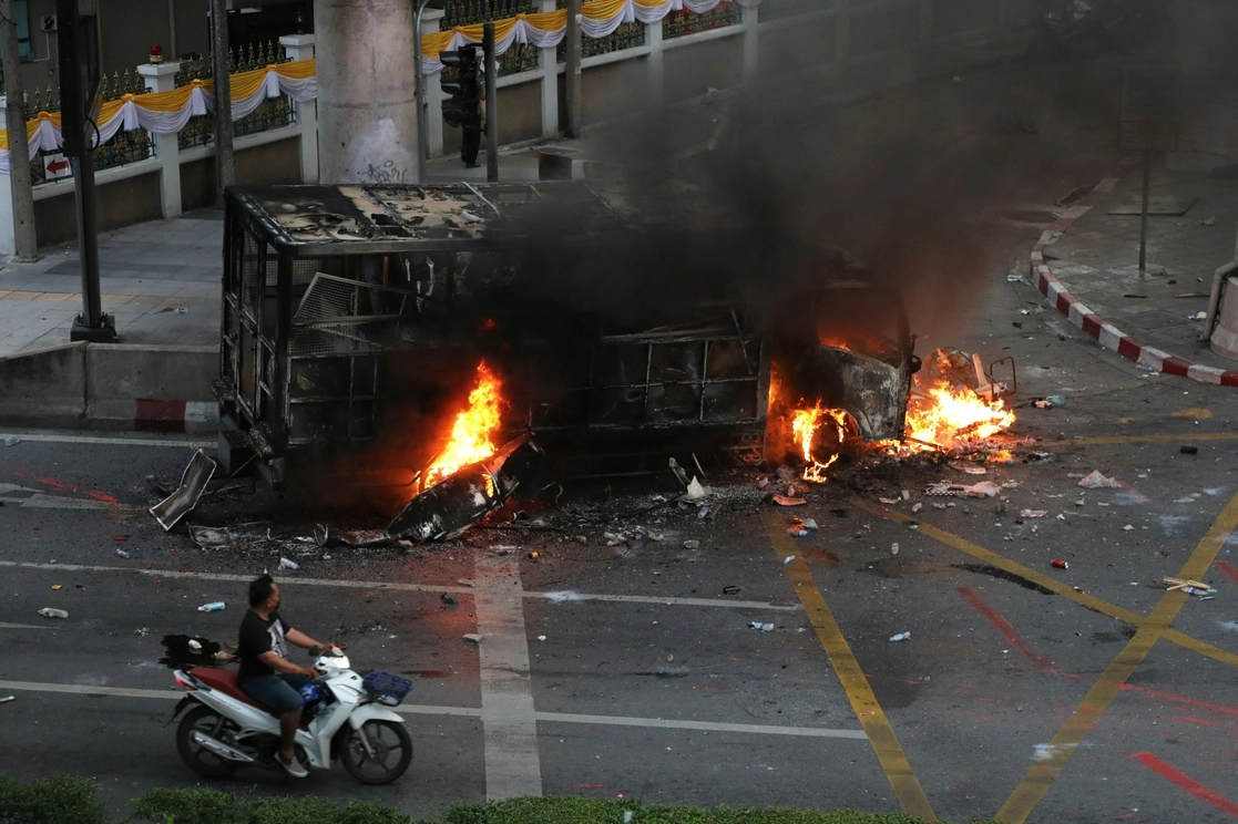 De acuerdo con los servicios de emergencia de Bangkok, cinco personas fueron hospitalizadas, incluyendo tres policías. Foto Ap