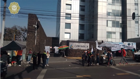 Manifestantes durante la protesta en sede de Conagua. Foto tomada de la cuenta de Twitter @OVIALCDMX