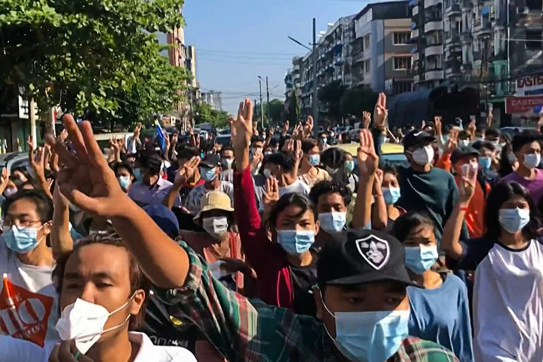 A tres meses del golpe de Estado, miles se manifestaron este domingo en Myanmar. Foto Afp