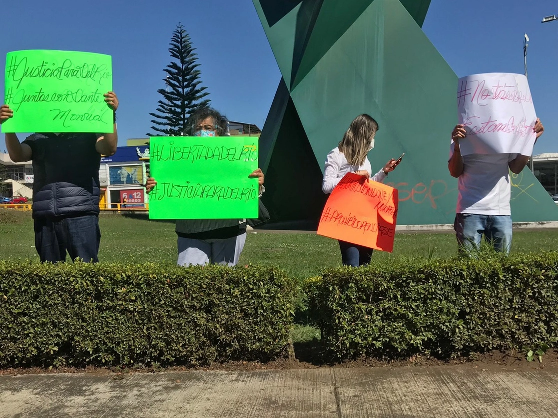 En una zona concurrida de Xalapa Veracruz, un grupo de personas se manifestaron en apoyo a José Manuel Del Río Virgen, el 26 de diciembre de 2021. Foto Eirinet Gómez