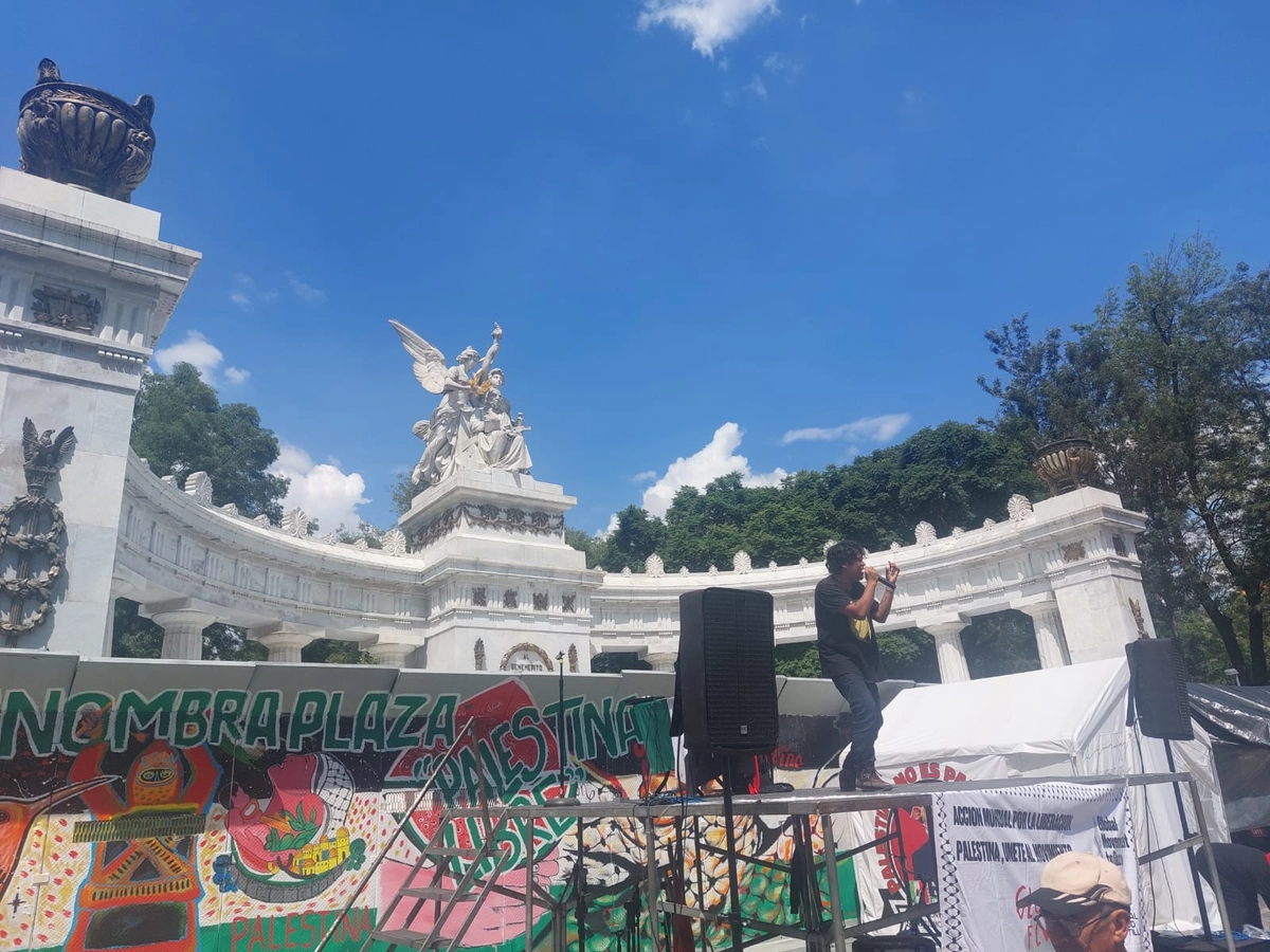 En medio de consignas como “a romper, a romper relación con Israel” y “No es una guerra, es genocidio”, los participantes realizaron actividades culturales y bloquearon la circulación vehicular de avenida Juárez, a la altura del Hemiciclo, rebautizado por colectivos civiles como “Plaza Palestina Libre”.