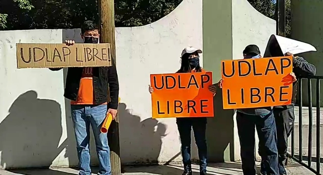 
En Tlaxcala, donde el presidente López Obrador realizá una gira de trabajo, estudiantes de la Udlap exigen la liberación de la universidad. Foto La Jornada de Oriente