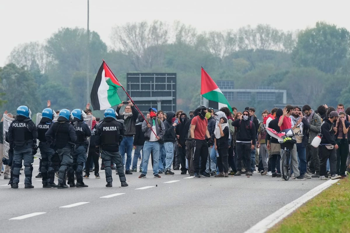 Decenas de protestas han estallado en toda Italia desde la noche del miércoles, después de que la marina israelí interceptara la Flotilla Global Sumud, deteniendo a sus activistas. Foto