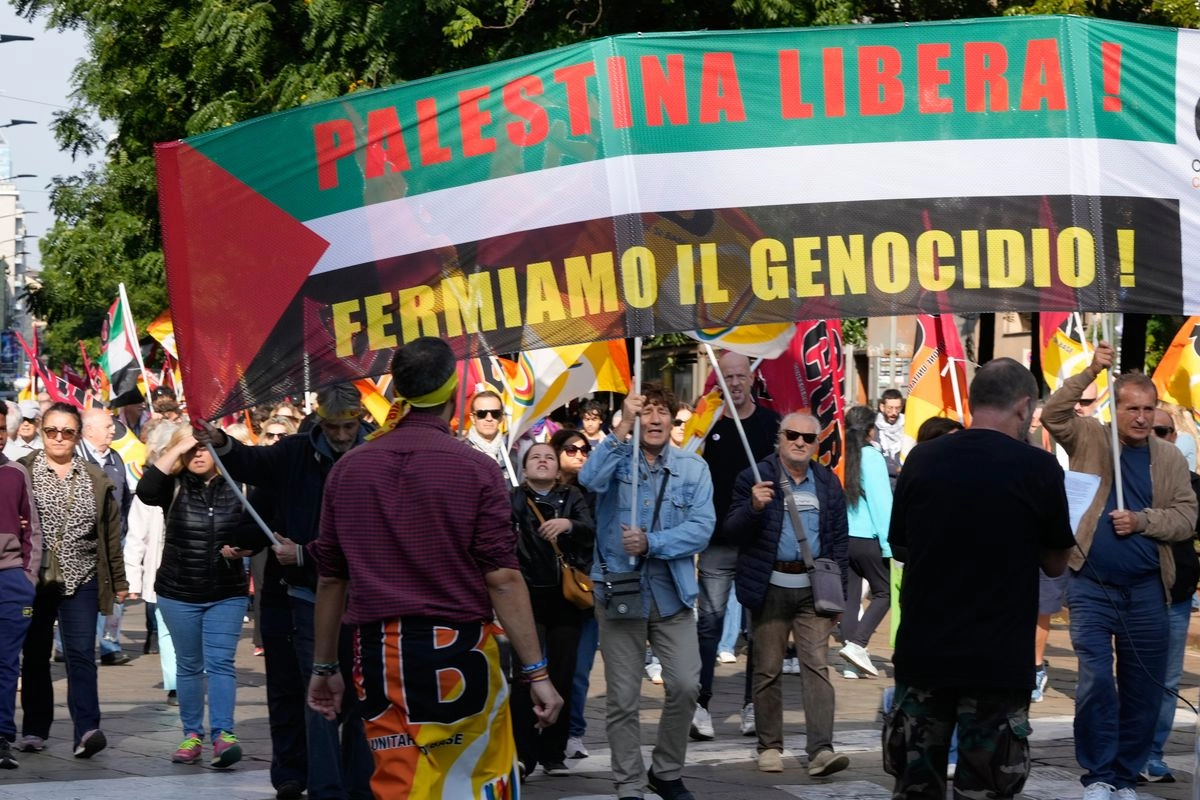 Manifestantes pro-palestinos sostienen una pancarta con la leyenda "Palestina libre, alto al genocidio", durante una huelga nacional convocada por diferentes sindicatos para protestar contra la situación en Gaza, el 3 de octubre de 2025. Foto 