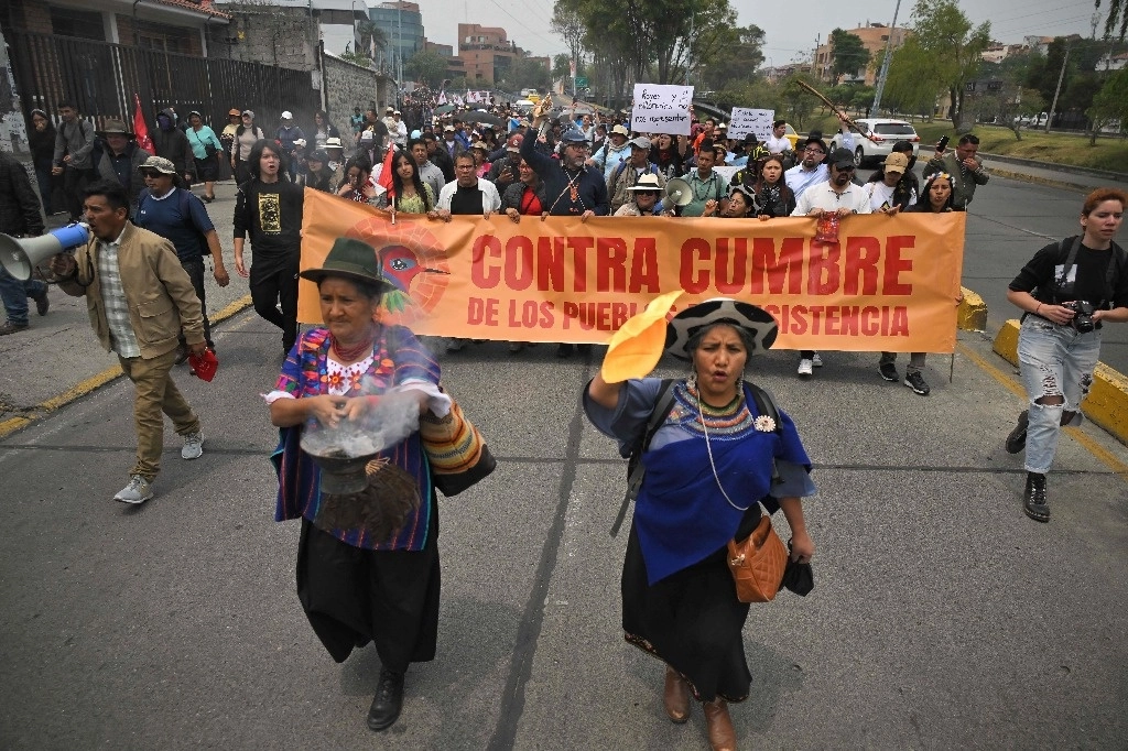 Miembros de movimientos sociales participan en una marcha contra la XXIX Cumbre Iberoamericana cerca del museo Pumapungo en Cuenca, Ecuador, el 14 de noviembre de 2024. Foto Afp