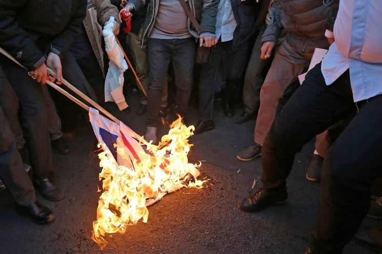 Hasta 200 manifestantes se congregaron un día después del breve arresto del embajador británico Rob Macaire en un monumento a los fallecidos cuando un avión de Ucrania fue derribado. Foto AFP