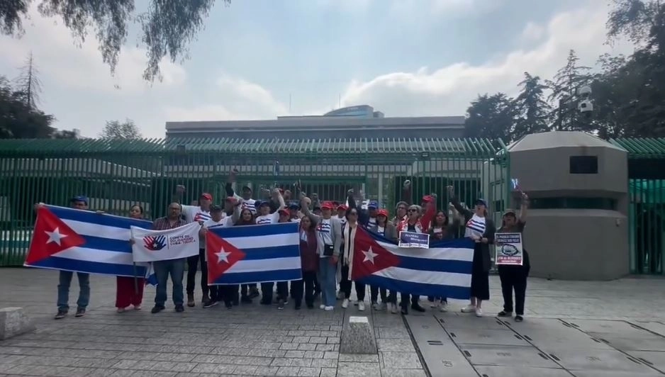 El Movimiento Mexicano de Solidaridad con Cuba y cubanos residentes en México se manifestaron en la capital del país. Foto @MarcosRguezC 