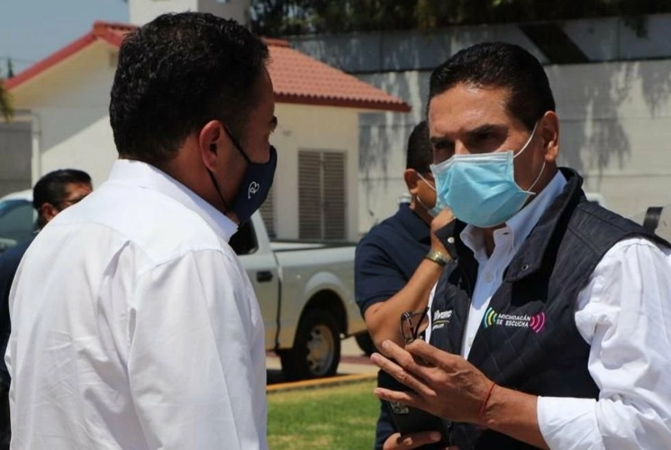 El gobernador de Michoacán, Silvano Aureoles acudió a Zitácuaro para aclarar la información sobre el Covid-19. Foto tomada del Twitter de @Silvano_A