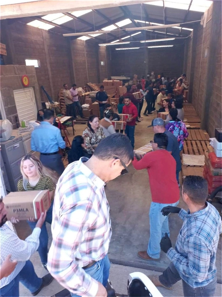 Decenas de maestros, acompañados de padres de familia, ingresaron en el almacén de los Servicios Educativos de Chihuahua, en Ciudad Madera, para tomar por su cuenta los libros de texto gratuitos y entregarlos en las escuelas. Lo anterior ocurrió luego de que autoridades locales anunciaron que, por segunda vez, suspendían la distribución de ejemplares. Foto ‘La Jornada’