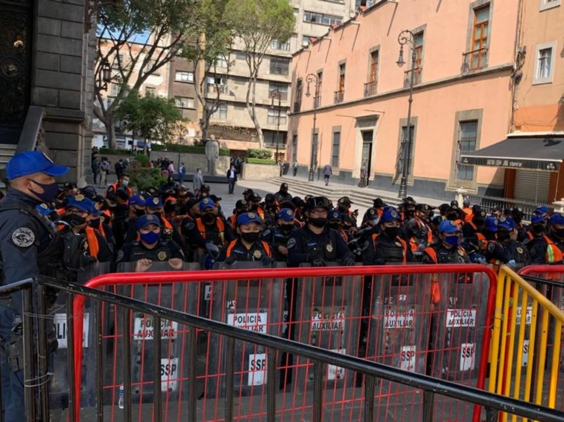Presencia policial ante la llegada de manifestantes a la antigua sede del Senado, en el Centro Histórico. Foto José Antonio López