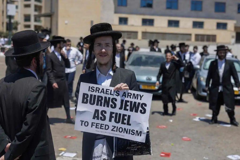 Judíos protestan frente a la base militar de Tel HaShomer, en Kiryat Ono, cerca de Tel Aviv. Foto Afp  