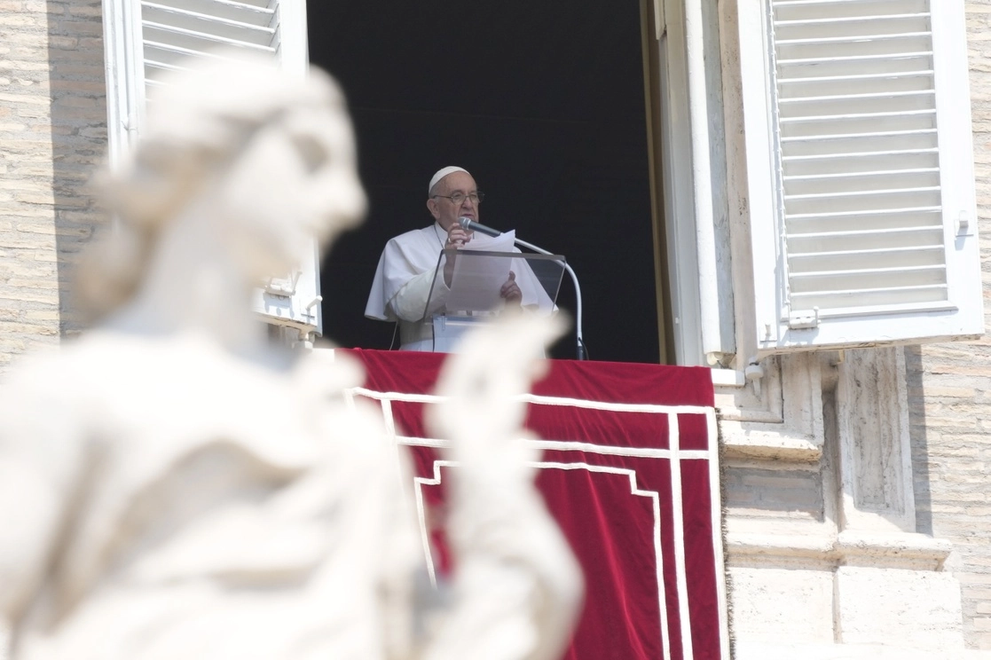 El Papa Francisco, durante el Angelus en la Plaza de San Pedro en la Ciudad del Vaticano, ayer. Foto Ap