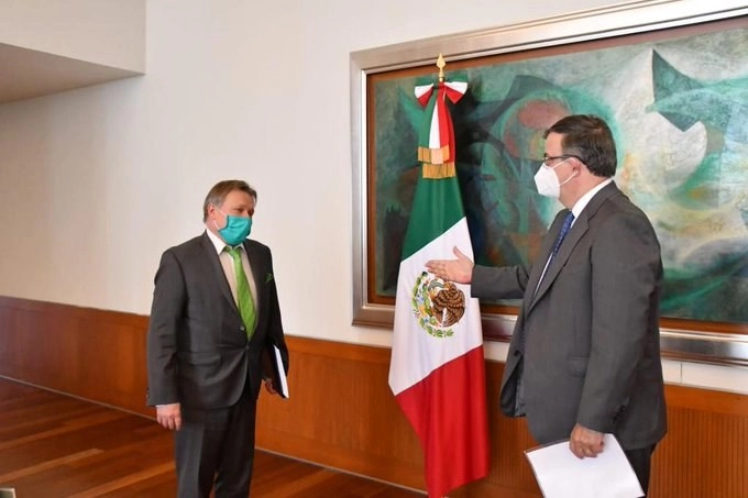 Víctor K. Koronelli, embajador de la Federación de Rusia en México (izq) y el canciller Marcelo Ebrardo (der) durante el encuentro. Foto Cortesía SRE