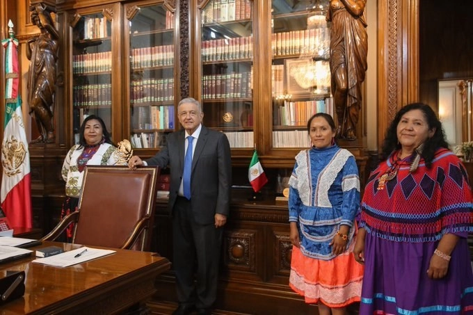 Reunión entre el presidente López Obrador (c,izq) y candidatas a la dirección del Conapred. Foto tomada de la cuenta de Twitter Foto tomada del Twitter @lopezobrador_