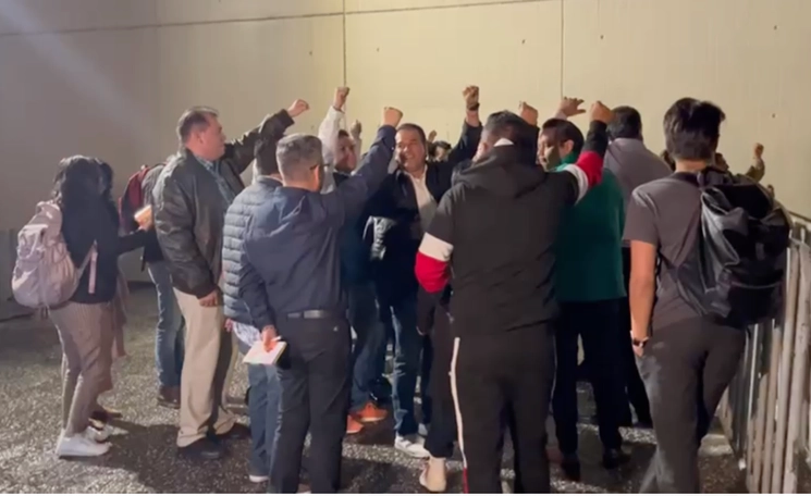 Seguidores de Marcelo Ebrard a las afueras del WTC. Foto La Jornada