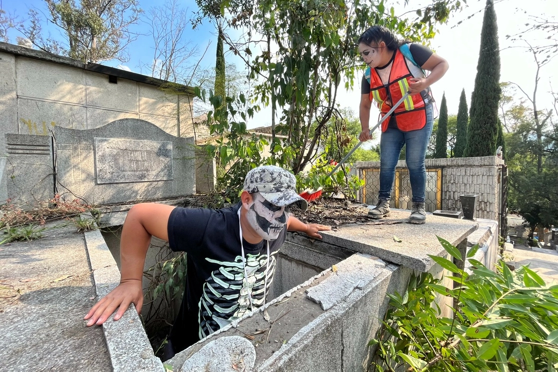 Trabajadores del cementerio de Xilotepec, Xochimilco, pusieron un toque tradicional a sus vestimentas durante la limpieza de tumbas. Autoridades reportaron ayer que 89 mil personas visitaron los 120 panteones capitalinos y hoy se espera que esa cantidad se multiplique. Foto Luis Castillo



