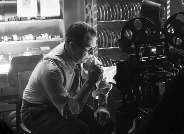 Gary Oldman interpreta a Herman Mankiewicz en una escena de "Mank", película multinominada a los Globos de Oro. Foto Ap