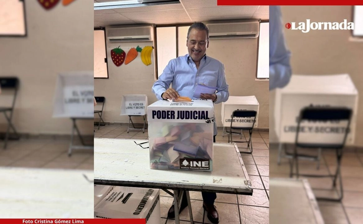 El senador Manlio Fabio Beltrones emitió su voto en la casilla de la sección 0418, en la colonia Periodista de Hermosillo, Sonora; "me sentía encartado", dijo el priísta, al señalar el número de boletas entregadas para los comicios. Foto 