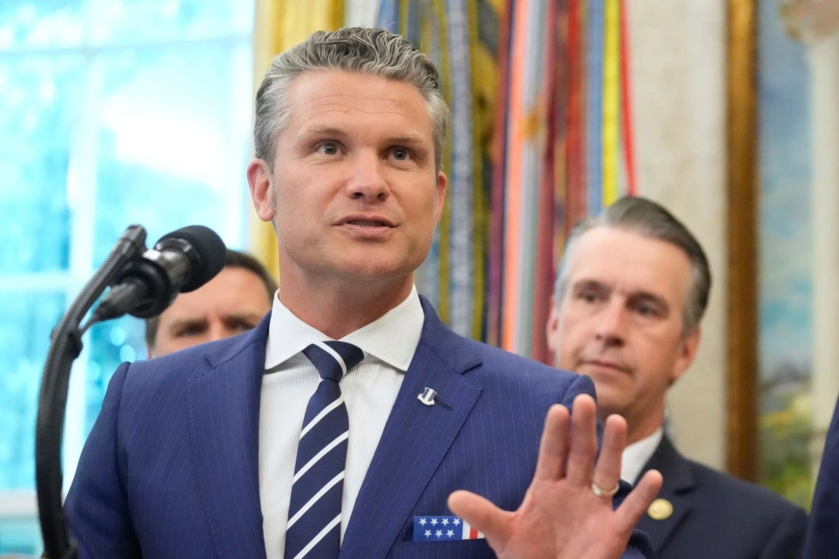 El secretario de Defensa, Pete Hegseth, habla en un evento con el presidente, Donald Trump, sobre la reubicación de la sede del Comando Espacial de EU de Colorado a Alabama en la Oficina Oval de la Casa Blanca.