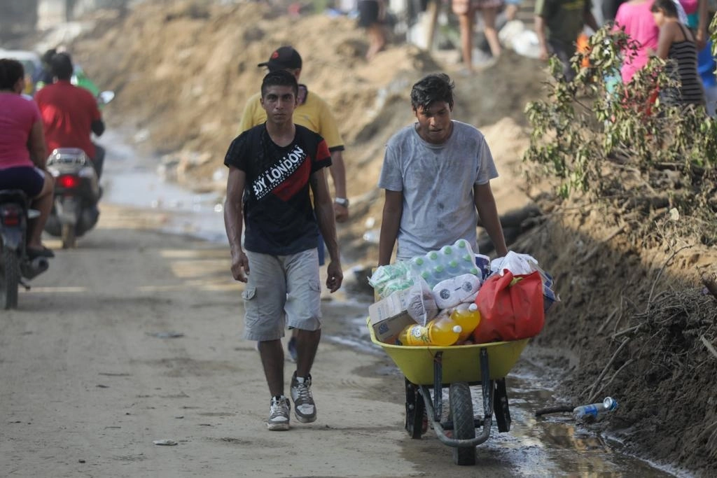 Damnificados cargan víveres y otros enseres en Acapulco, Guerrero, el 29 de octubre de 2023. Foto Pablo Ramos 