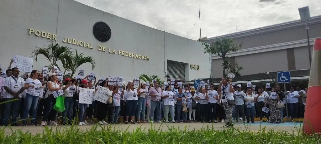 Trabajadores del Poder Judicial de Guerrero expresaron que por lo menos mantendrán su paro de labores hasta que Claudia Sheinbaum asuma como presidenta  de México. Foto Héctor Briseño / Archivo
