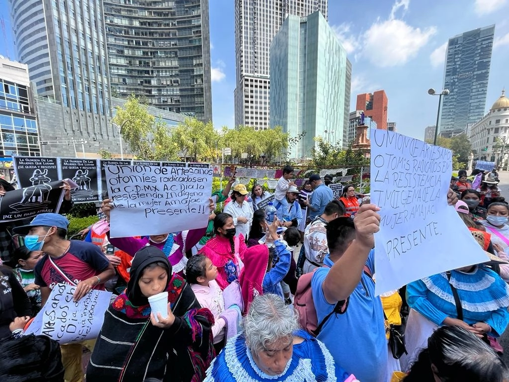 Representantes de varias comunidades indígenas marchan y resguardan la Glorieta de las Mujeres que Luchan para evitar que retiren la escultura que ahí se encuentra, en la Ciudad de México, el 12 de octubre de 2022. Foto Alfredo Domínguez