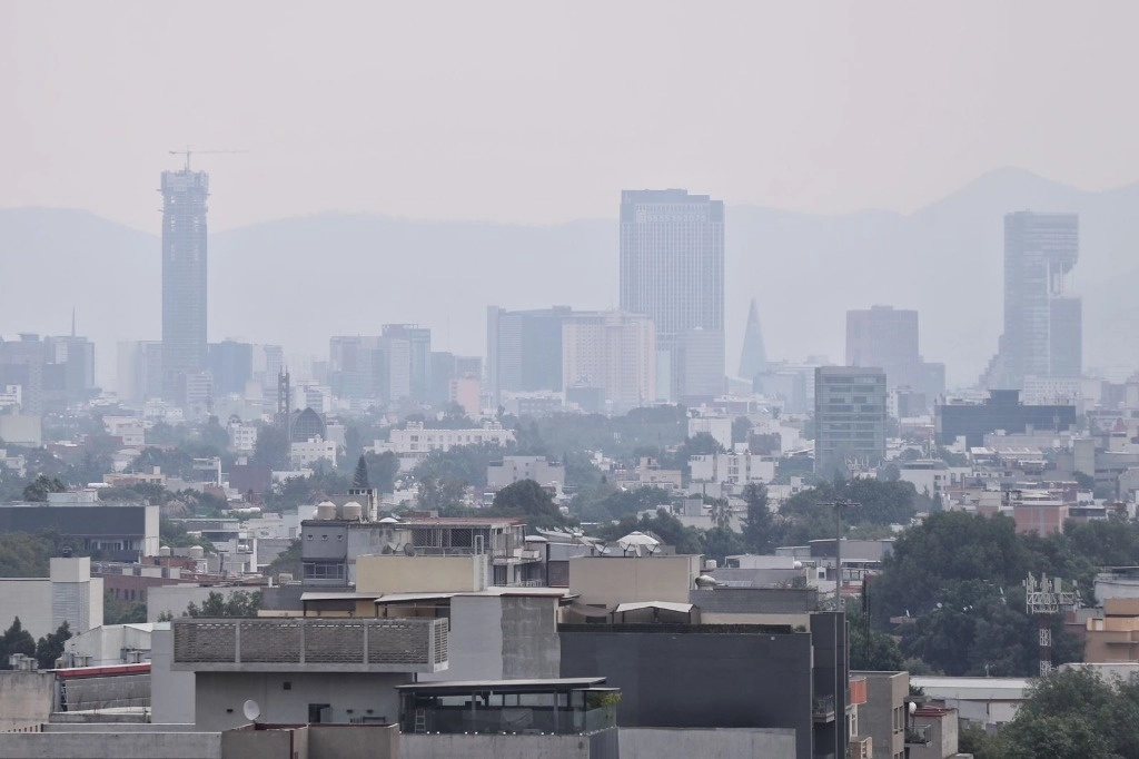 Perspectiva de la zona norte de la CDMX durante la contingencia ambiental. Foto Víctor Camacho