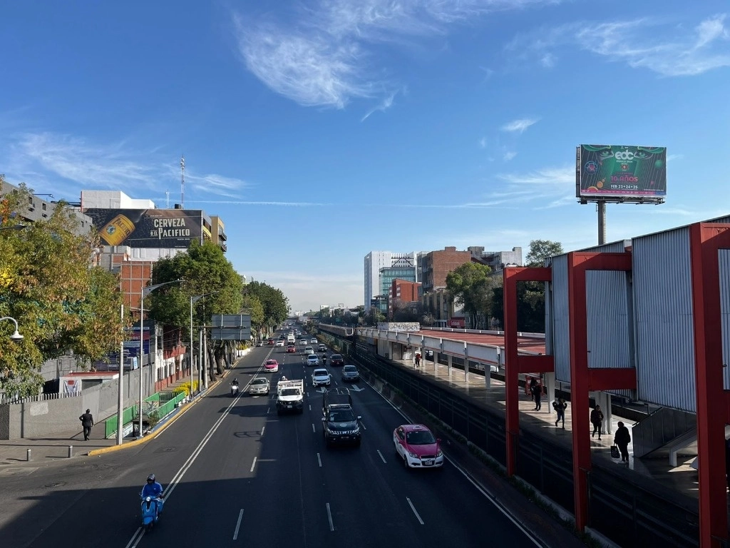 Las calles y avenidas de la Ciudad de México registran poca movilidad de vehículos y personas debido a que se mantiene el programa Hoy No Circula por la activación de la Fase 1 de la Contingencia ambiental, el 25 de febrero de 2024. Foto Luis Castillo