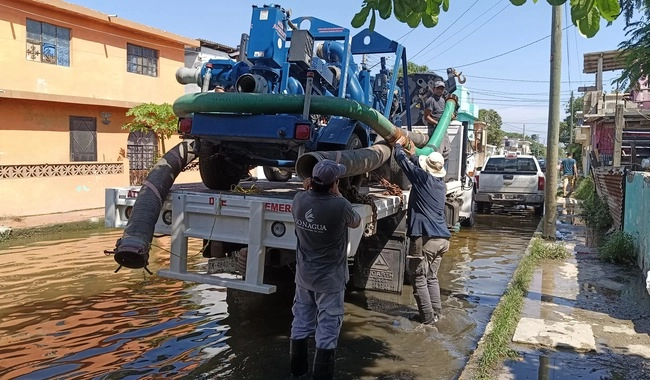 Brigadas Conagua realizan trabajos de bombeo en zonas afectadas. Foto