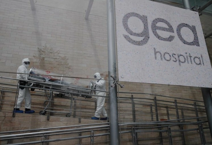 Paramédicos trasladan a un paciente al área de Urgencias del Hospital General Doctor Manuel Gea González durante la emergencia sanitaria de Covid-19, en la Ciudad de México. Foto Cristina Rodríguez