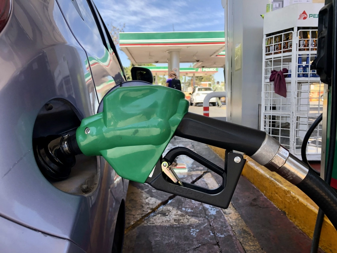 Por quinta semana consecutiva, la Secretaría de Hacienda va a absorber la totalidad del Impuesto Especial Sobre Productos y Servicios que se le cobra a los consumidores de gasolinas y diesel. Foto Luis Castillo / Archivo