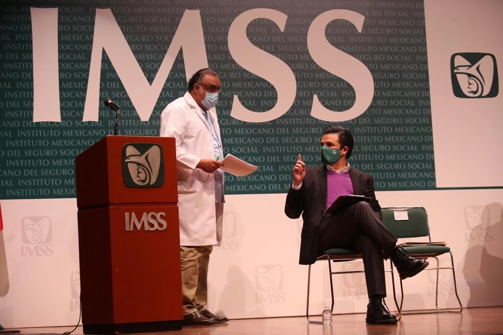 El director de Prestaciones Médicas del IMSS, el doctor Víctor Hugo Borja Aburto, y el director general del instituto, Zoé Robledo, durante conferencia de prensa en el Teatro Juan Moisés Calleja, Ciudad de México. Foto José Antonio López