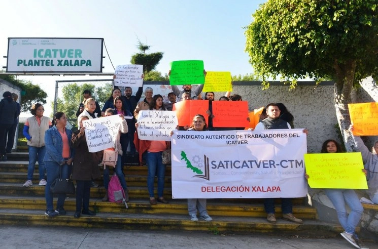 La protesta de este lunes tiene lugar después de que el pasado viernes los trabajadores de Icatver y autoridades estatales no llegaron a un acuerdo. Foto Sergio Hernández